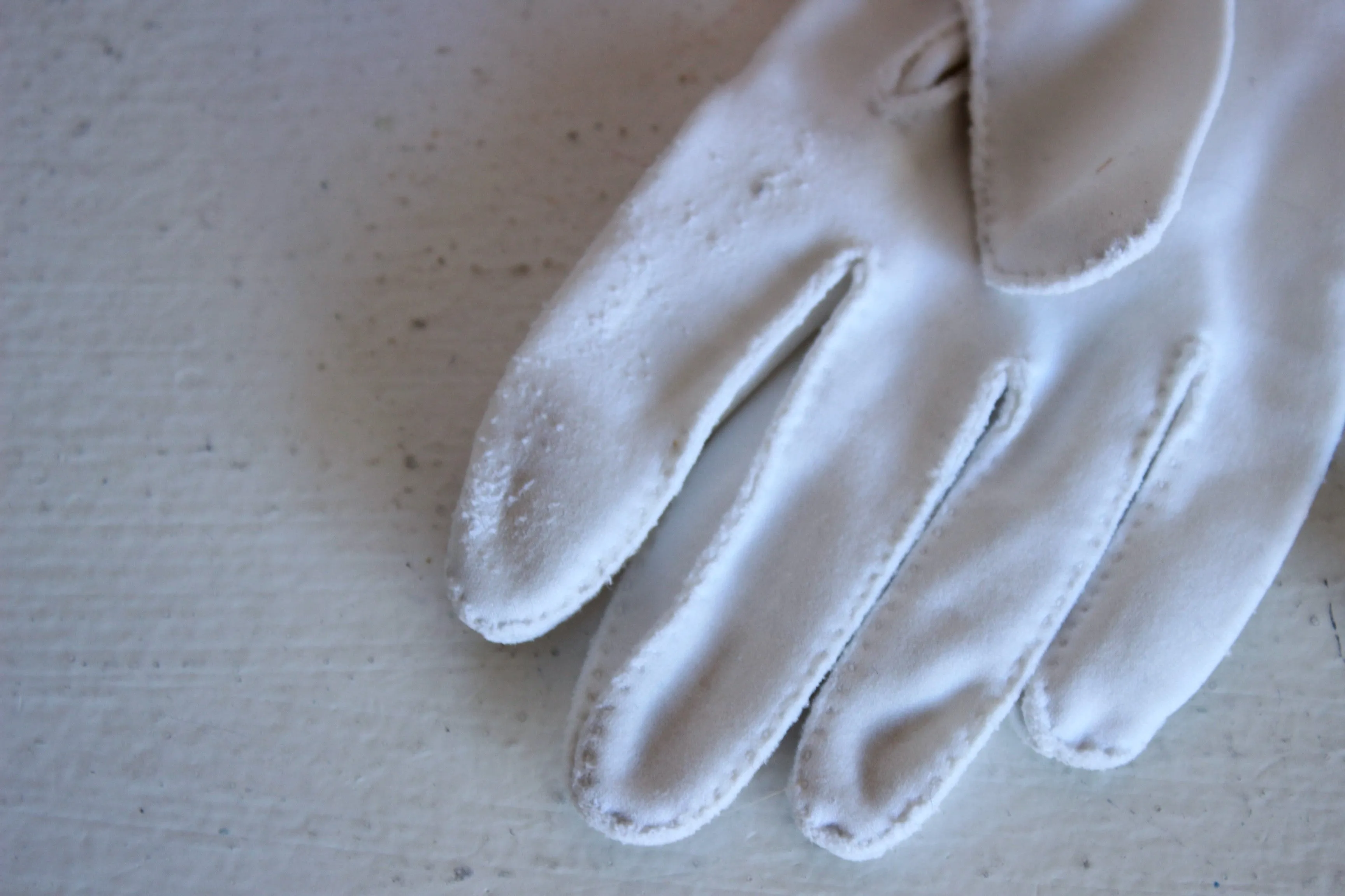 Vintage 1950s Wrist Length White Gloves With Buttons