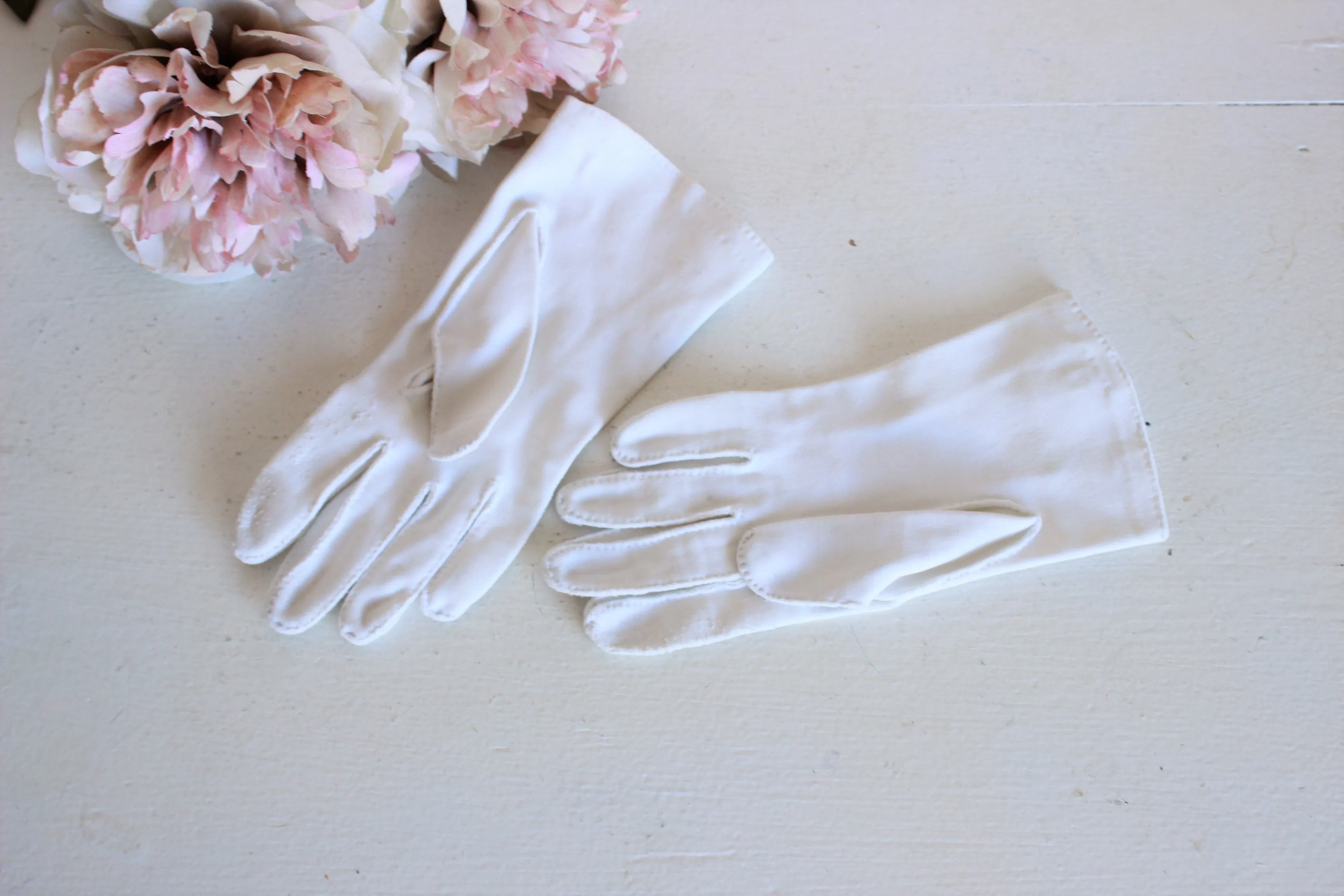 Vintage 1950s Wrist Length White Gloves With Buttons