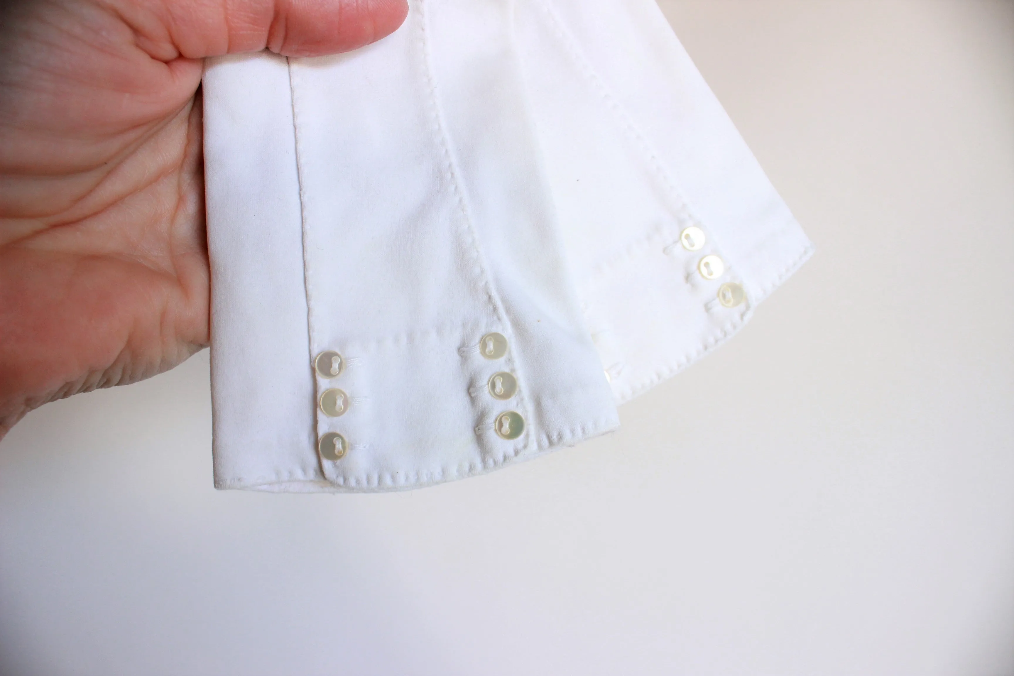 Vintage 1950s Wrist Length White Gloves With Buttons